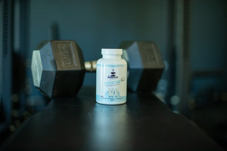 La creatina di Inshape Nutrition davanti a un sollevatore di pesi