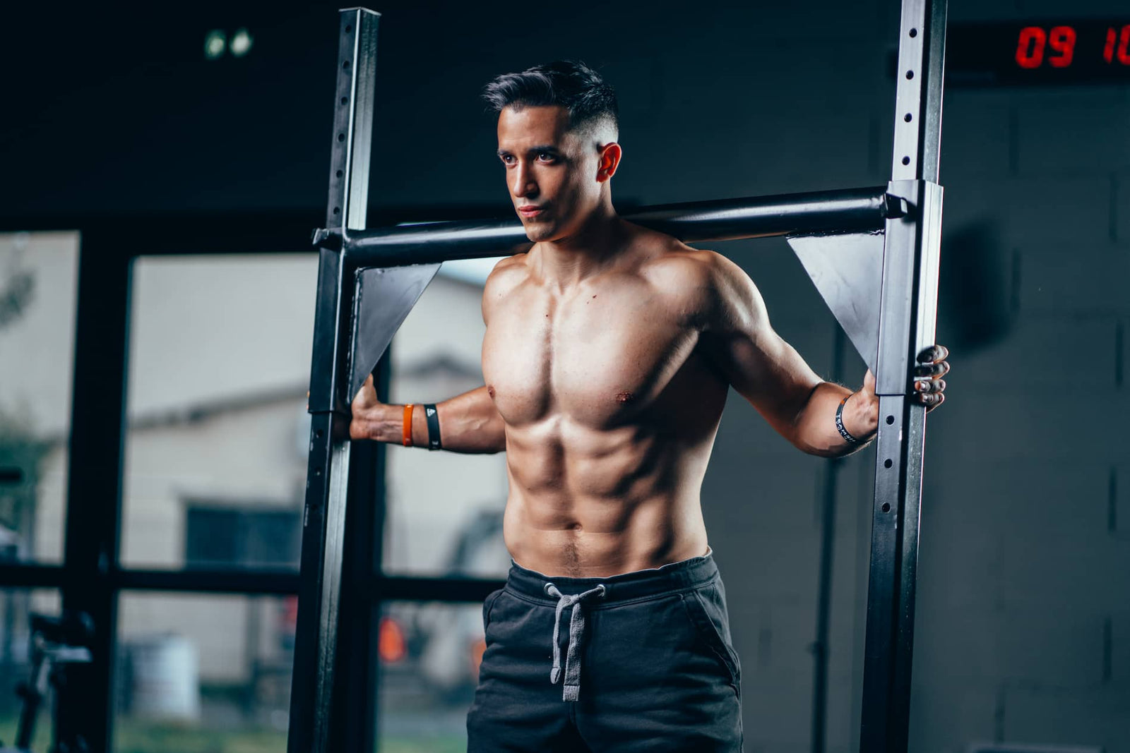 Tibo Inshape che fa bodybuilding